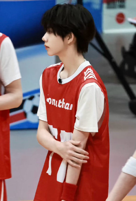 陈奕恒的‘奶拽脸’和‘力量身材’特质，对他的演艺或模特事业有何影响？