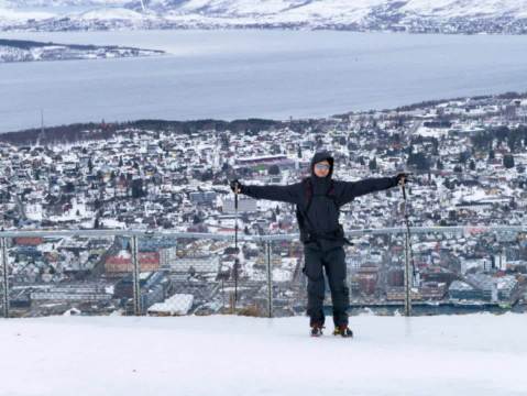 李现晒滑雪照，一拍一张权威男头呢！哥也太是帅哥了吧，含金量一直在上升啊