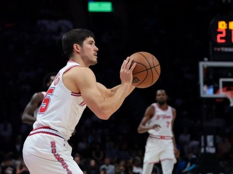 三分15中9！乌度卡为伊森一直打压他，火箭库里现在凭实力首发