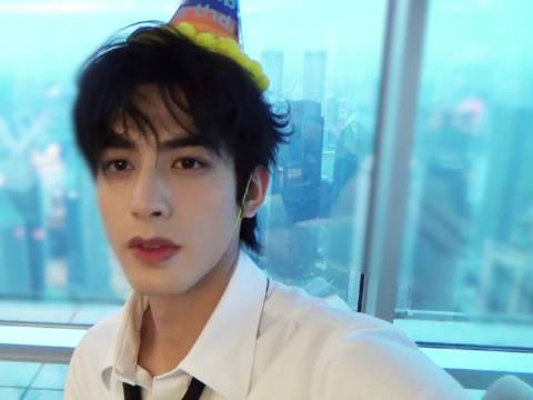 宋威龙27岁生日写真曝光，白衬衫牛仔裤清爽出镜