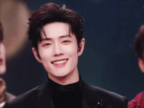 肖战现身上海街头引关注