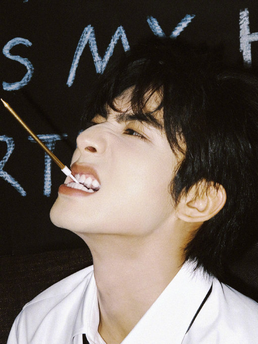 宋威龙27岁生日大片曝光！亲手妆发秀慵懒魅力，粉丝全球应援超暖心