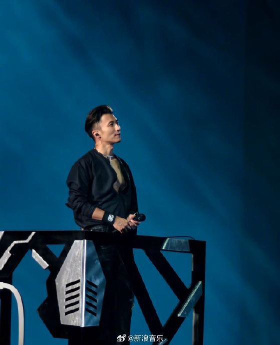 谢霆锋在深圳演唱会上表演《推倒重来》时引发了怎样的现场反应？