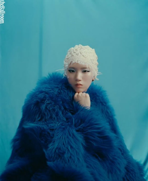 陈芋汐蓝海大片惊艳出圈！冠军马甲线背后是极致的自律与松弛