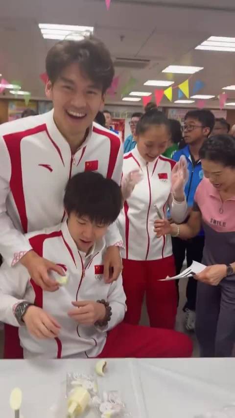 回顾一下港澳行，王楚钦被徐嘉余逼着吃月饼！