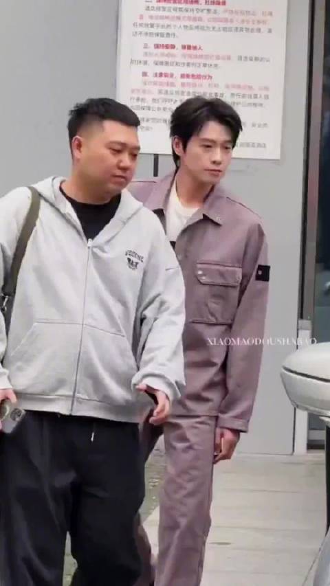 魏大勋穿香芋紫套装亮相hi6上班路透