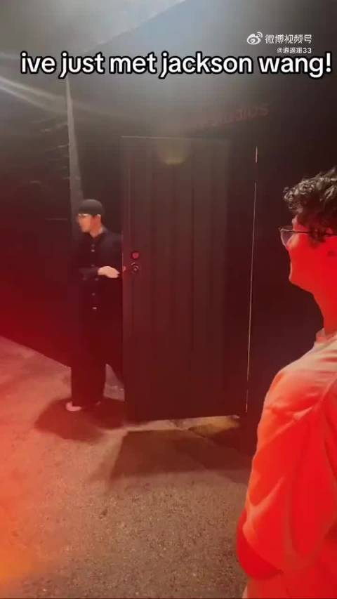 王嘉尔听音痴唱歌愣住笑出声