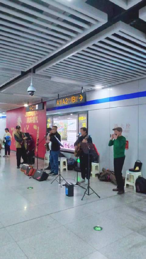 合肥地铁站电声乐队演绎经典老歌，成员重拾年少爱好