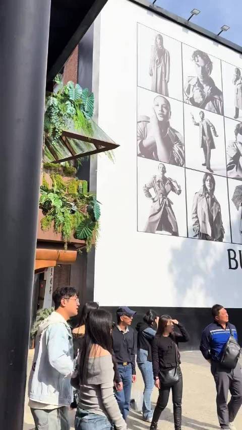 吴磊现身成都东郊记忆引粉丝尖叫