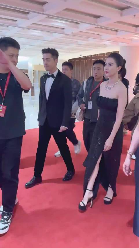 胡歌、高圆圆同框出席活动，两位状态太绝了