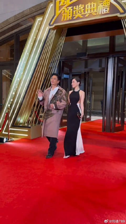 佘诗曼黄宗泽压轴亮相TVB颁奖礼红毯