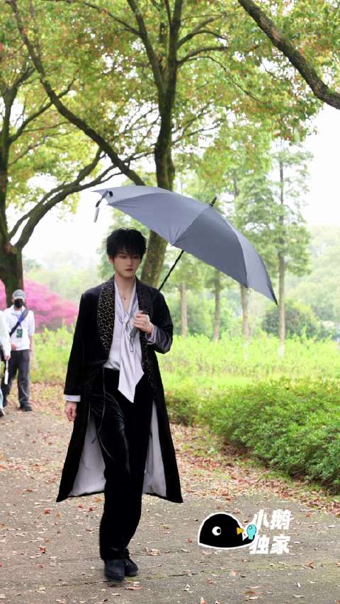 今日路透有！周柯宇 慵懒贵公子妆造从鹅面前经过，帅得很轻松！开始推理吧4