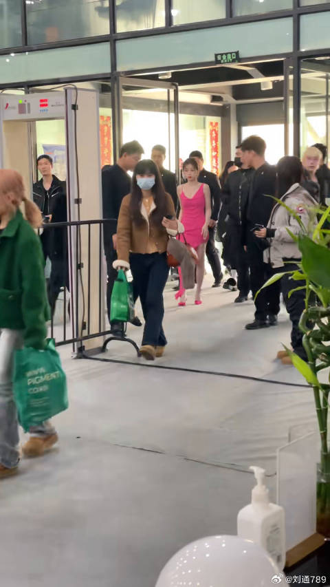 电影非诚勿扰3 发布会，零下几度一袭红色超短裙惊艳不已，这也太美了