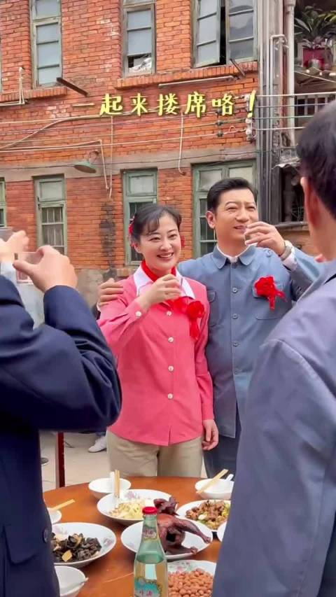 梅婷云南绿汁小镇打卡壁画与巨型录音机咖啡馆