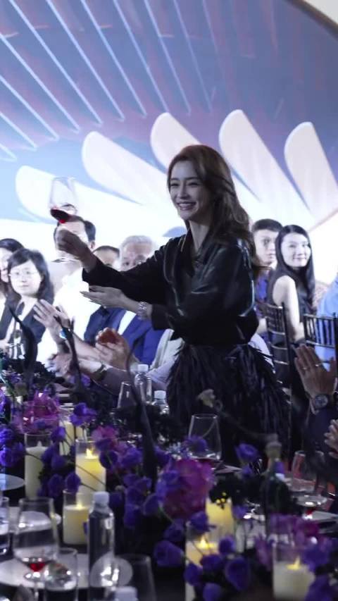 Angelababy真人比镜头更美，皮肤白到发光