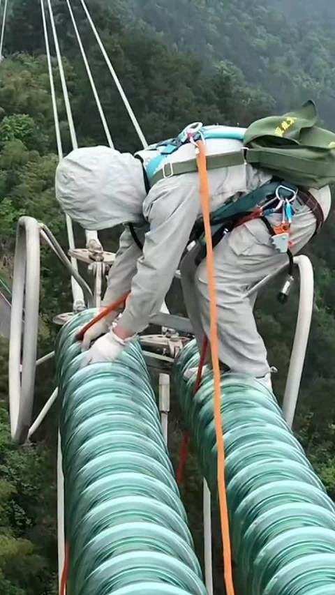 不是超人却在为我们冲锋！高空作业无惧艰险，电力工人的坚守太让人心疼