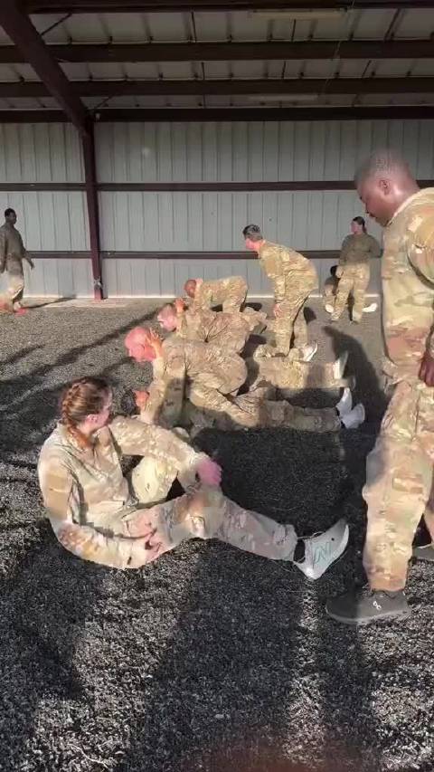 火线抢救下肢不能动的伤员