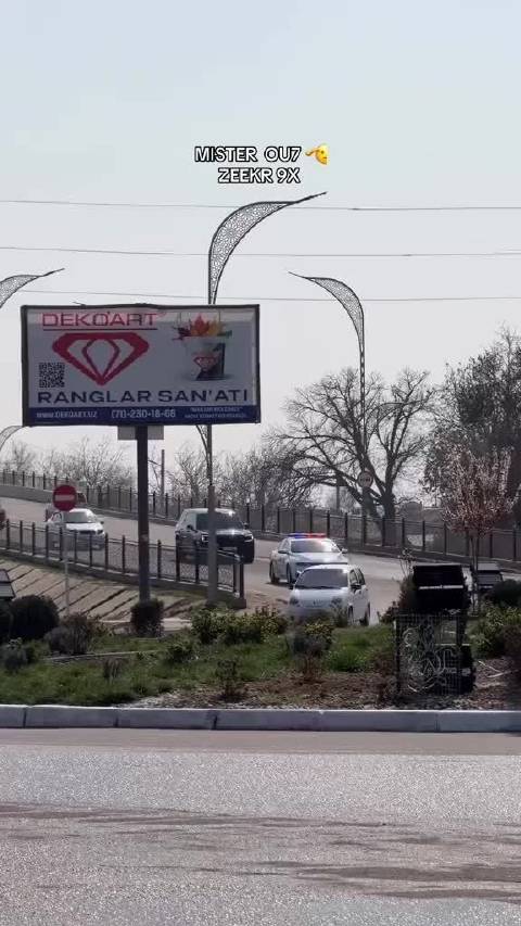 中亚大佬选用极氪9X黑武士作座驾，警车开道显气场