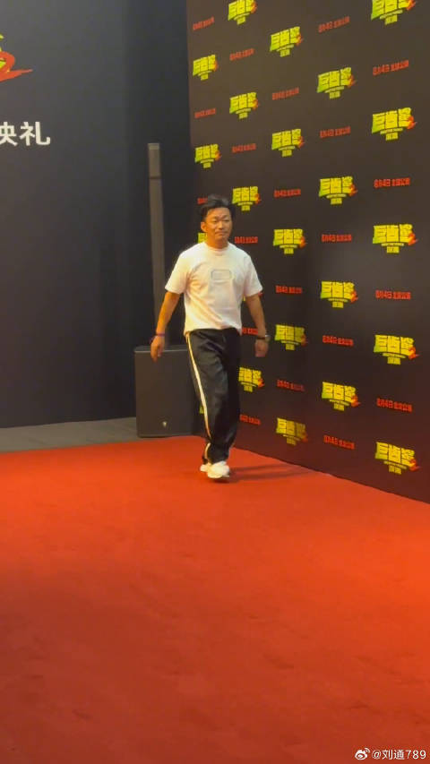 王宝强亮相巨齿鲨2首映礼支持吴京