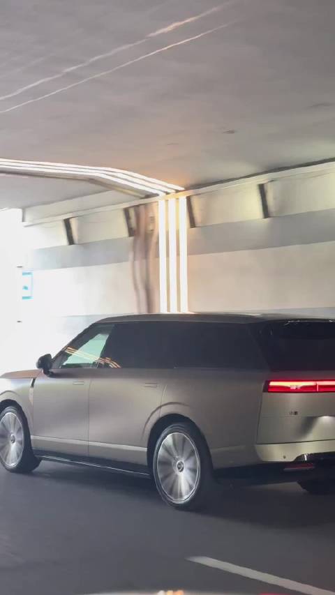 小鹏GX哑光金实车曝光，新色彰显高级质感