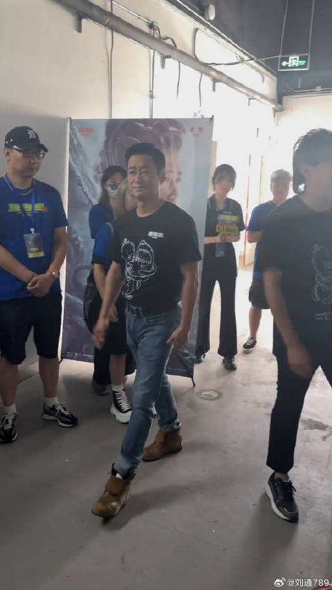 吴京《巨齿鲨2》全球票房破20亿，创中国演员新纪录