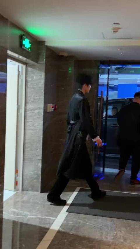 周柯宇黑色睡袍造型现身，慵懒点头引关注