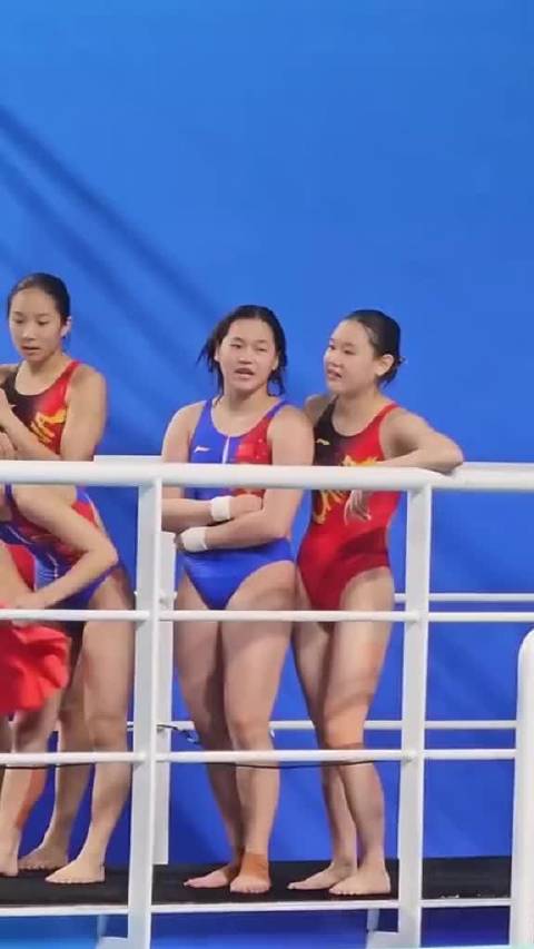 张家齐一口一个宝宝，全红婵乖乖接电话，两位跳水女宝的感情也太好了吧