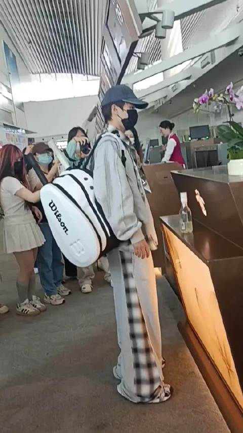 广东潮男林高远出发去上海时装周了