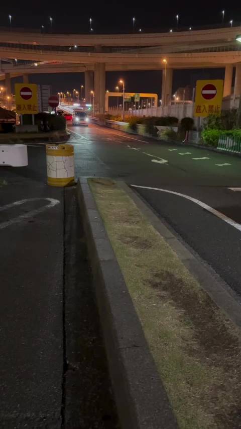 汉密尔顿昨晚驾驶了一台法拉利F40，去参加了大黑PA