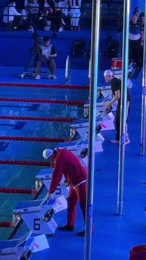 汪顺重返赛场轻拍跳发台，200米混合泳决赛迎挑战