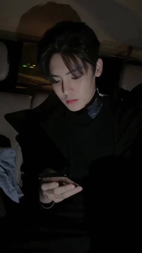 侯明昊新剧角色萧无衣纪伯宰亮相