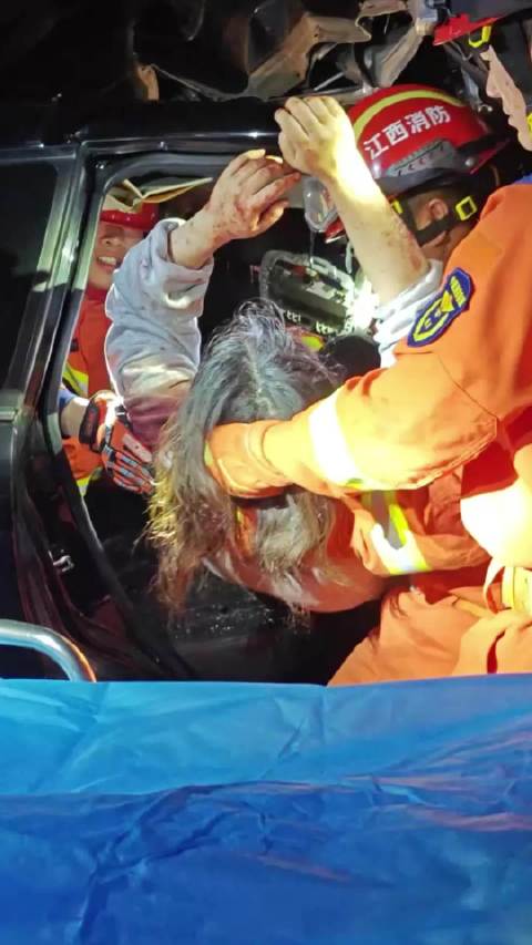 小车撞上大货车消防紧急救援