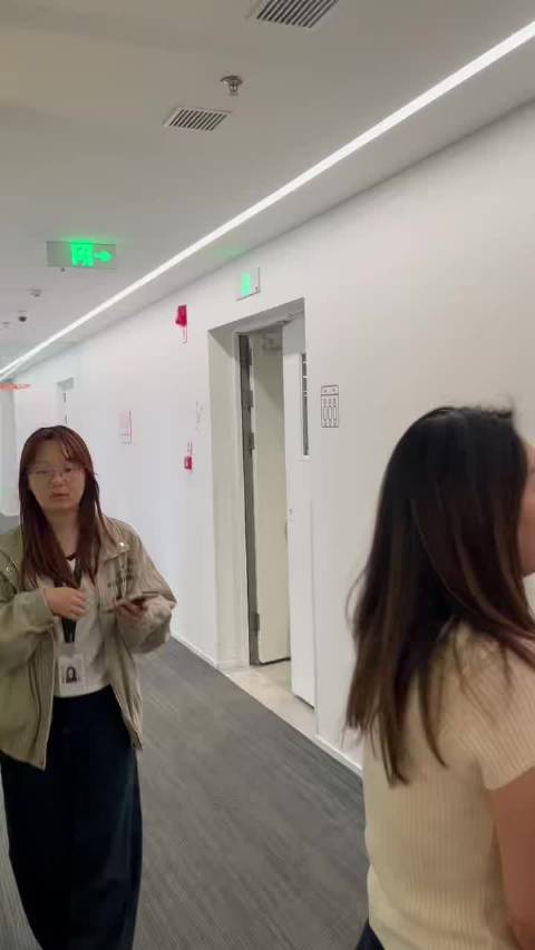 杨导现身快手扫楼，与粉丝互动状态佳