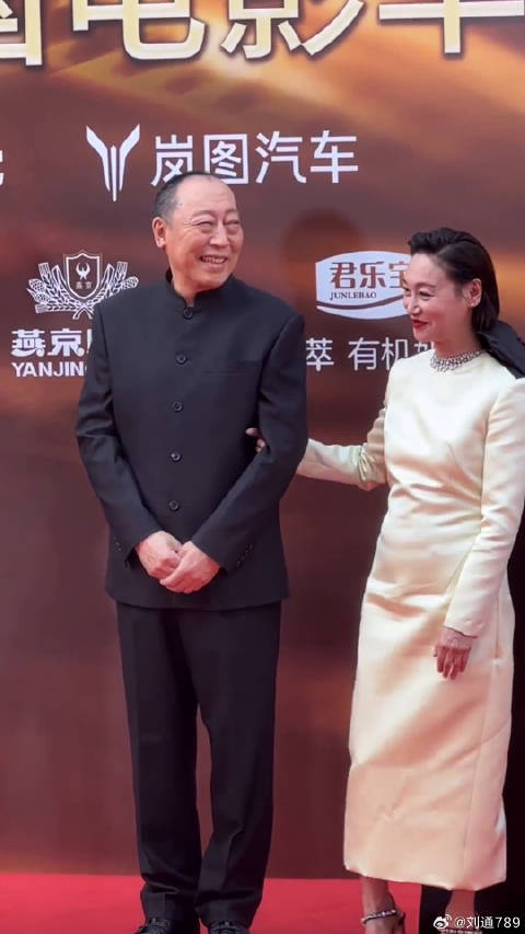 倪大红惠英红亮相华表奖红毯