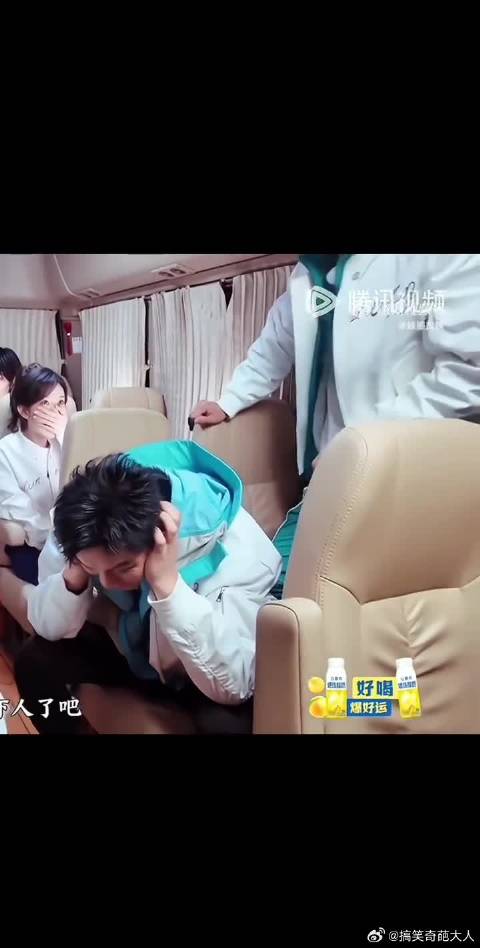 小情侣总是在遇到事时第一时间互相对视