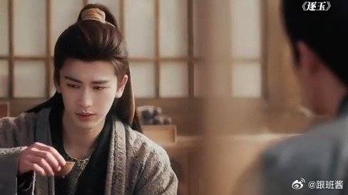 情敌见面表面风平浪静淡定喝茶，实则内里刀光剑影