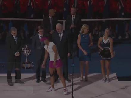 优雅中透着风趣！重温李娜捧起澳网冠军奖杯后的妙语连珠