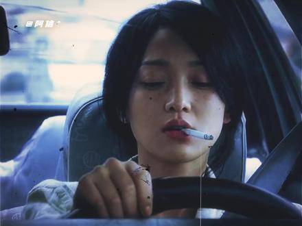 彼时的眷恋，宛如草丛中悄然游弋的蛇，猝不及防地，我萌生了归去的念头