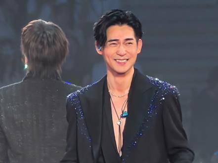 周太太携女亮相深圳，笑容温暖出席周渝民演唱会