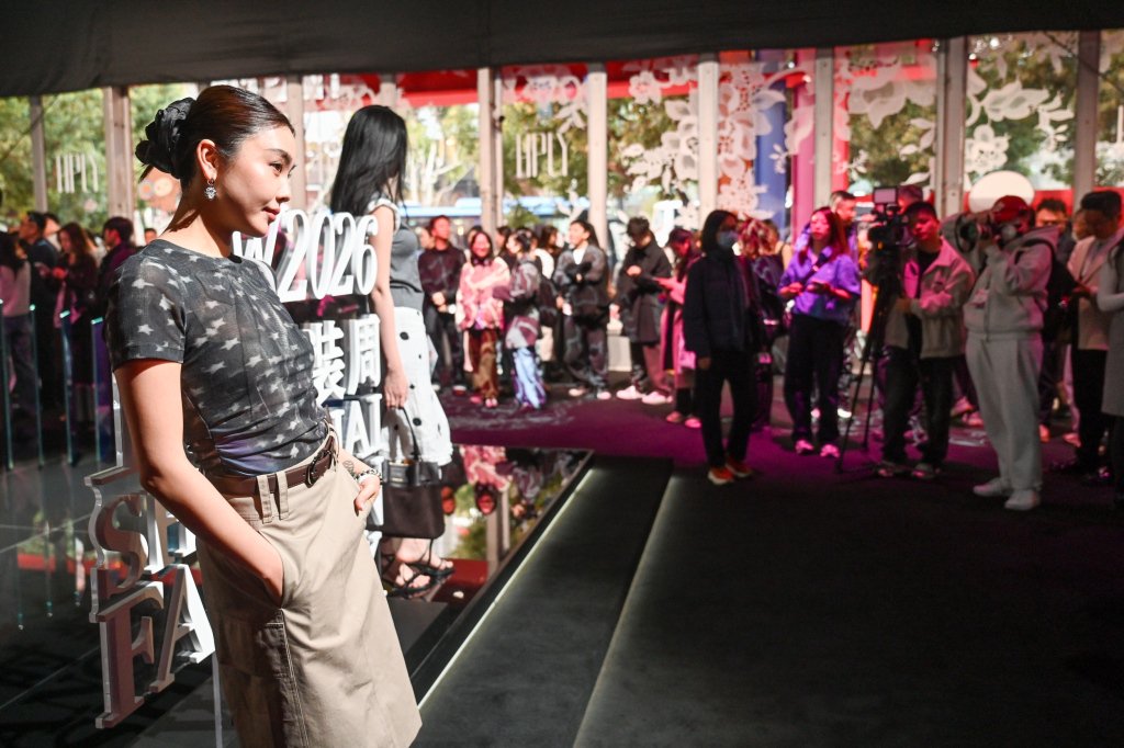 2026年3月25日，上海，观众在开幕秀之前拍照打卡。