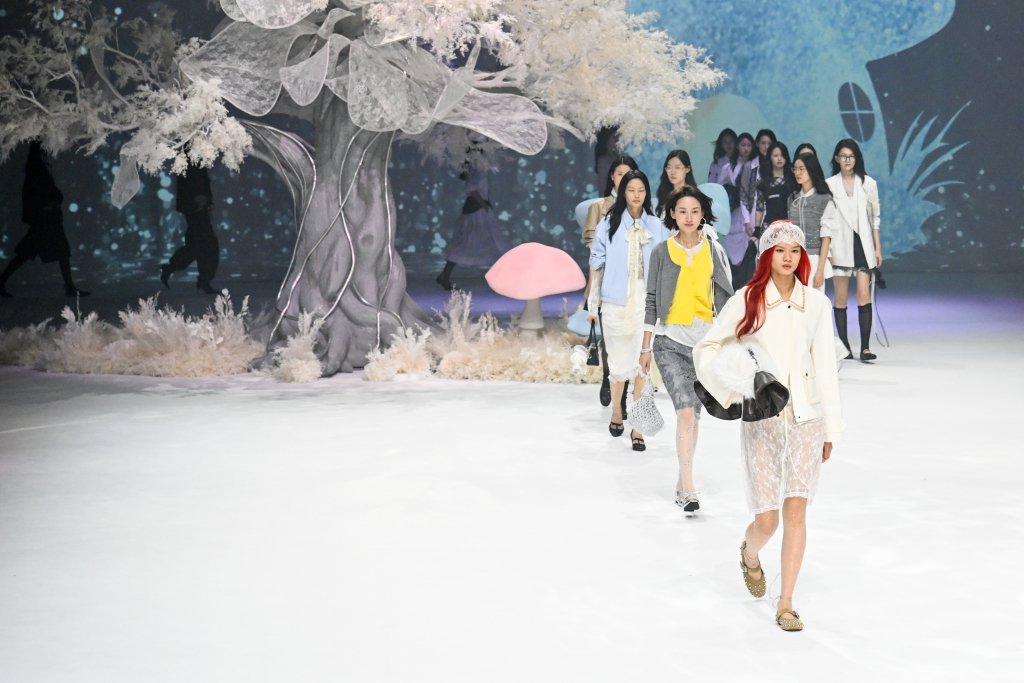 2026年3月25日，上海，模特在AW2026上海时装周开幕秀上走秀。澎湃新闻记者 朱伟辉 图 