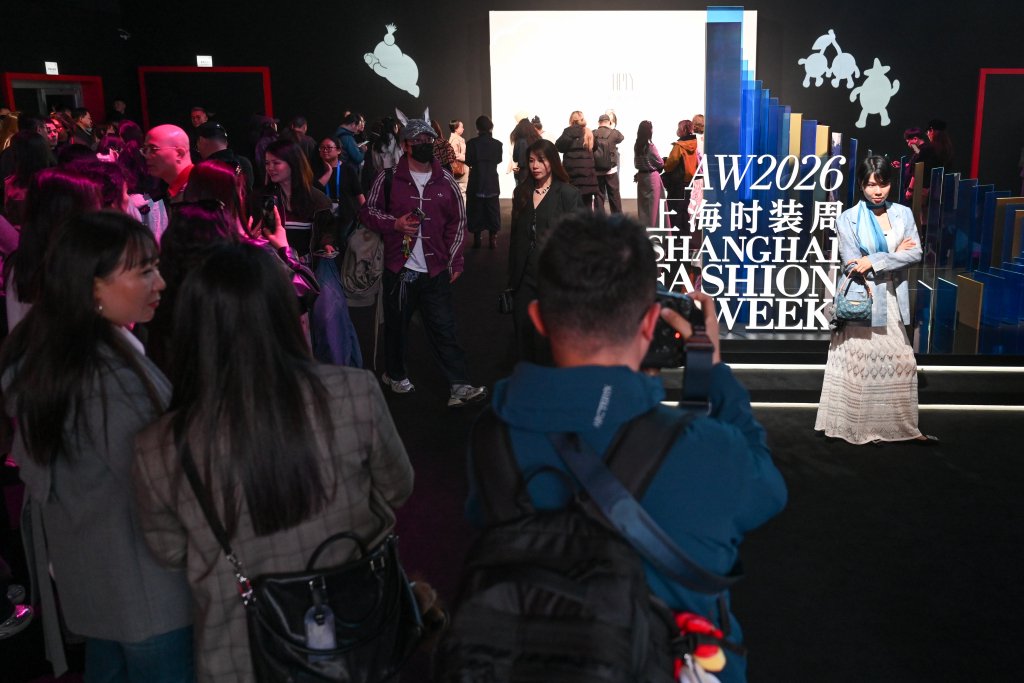 2026年3月25日，上海新天地，观众在开幕秀前拍照打卡。澎湃新闻记者 朱伟辉 图 