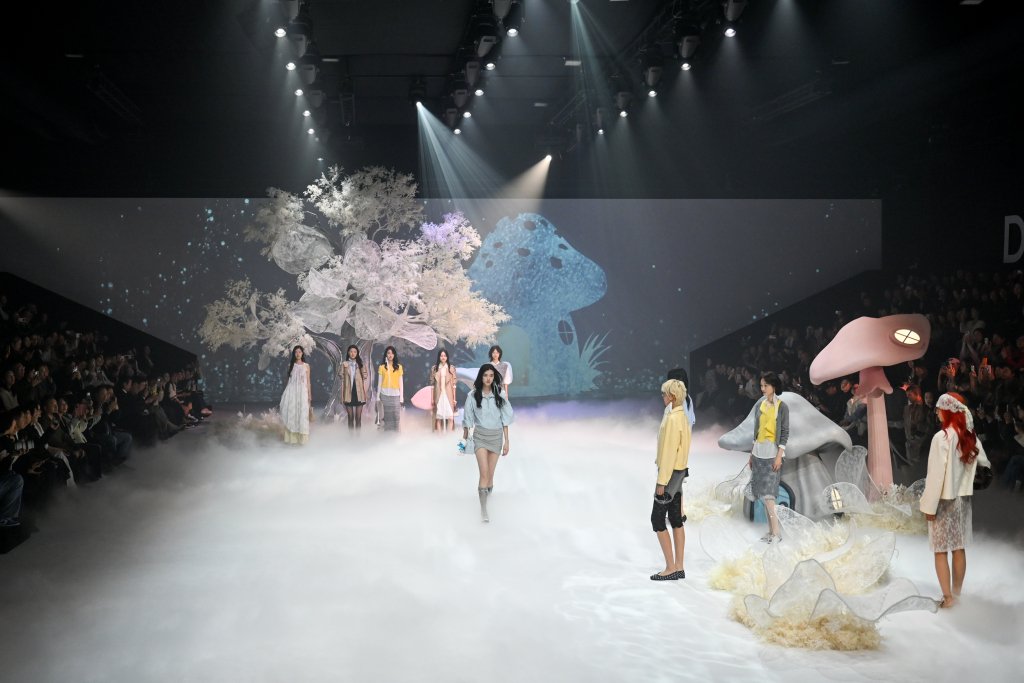 2026年3月25日，上海，模特在AW2026上海时装周开幕秀上走秀。澎湃新闻记者 朱伟辉 图