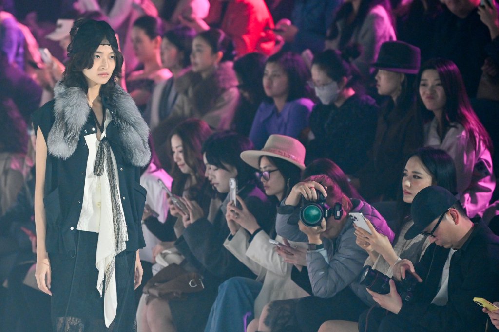 2026年3月25日，上海，观众拍摄AW2026上海时装周开幕秀。澎湃新闻记者 朱伟辉 图 