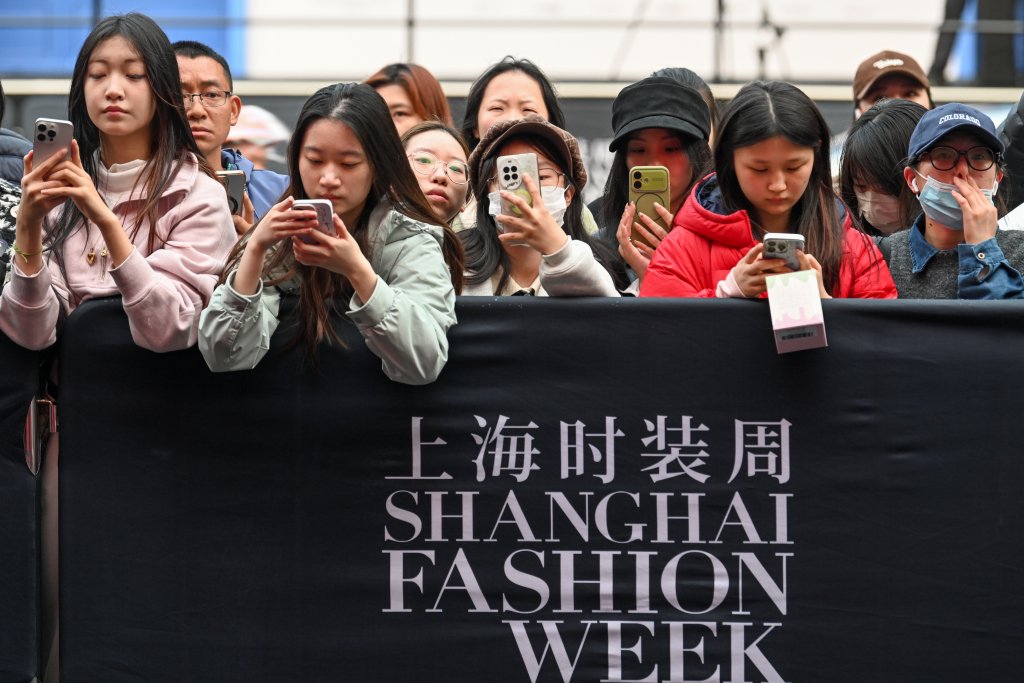 2026年3月25日，上海新天地，外场围观的观众。澎湃新闻记者 朱伟辉 图 