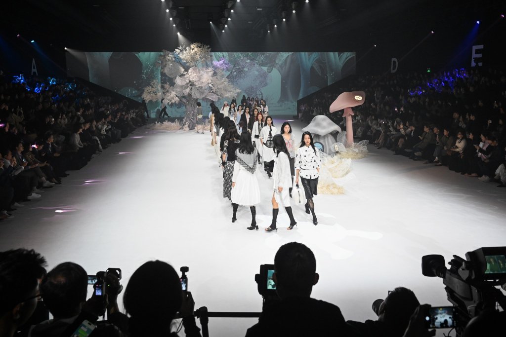 2026年3月25日，2026上海时装周开幕大秀在新天地拉开帷幕。本文图片均由 澎湃新闻记者 朱伟辉 摄