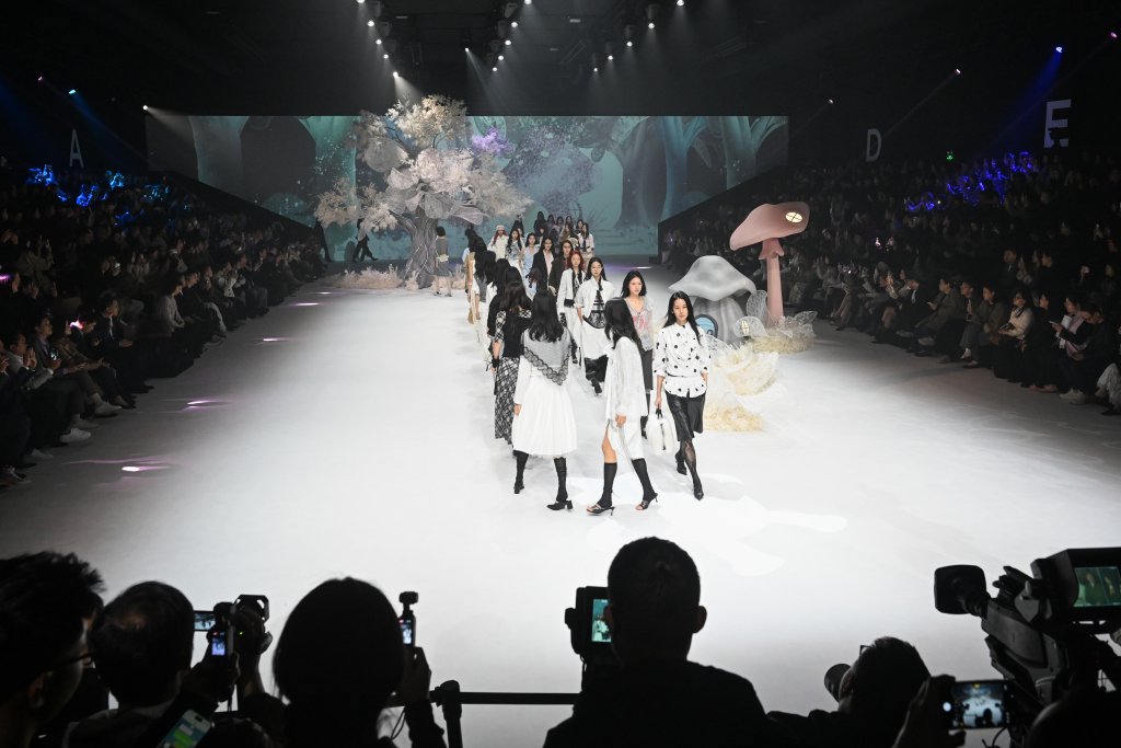 2026年3月25日，上海，模特在AW2026上海时装周开幕秀上走秀。澎湃新闻记者 朱伟辉 图 