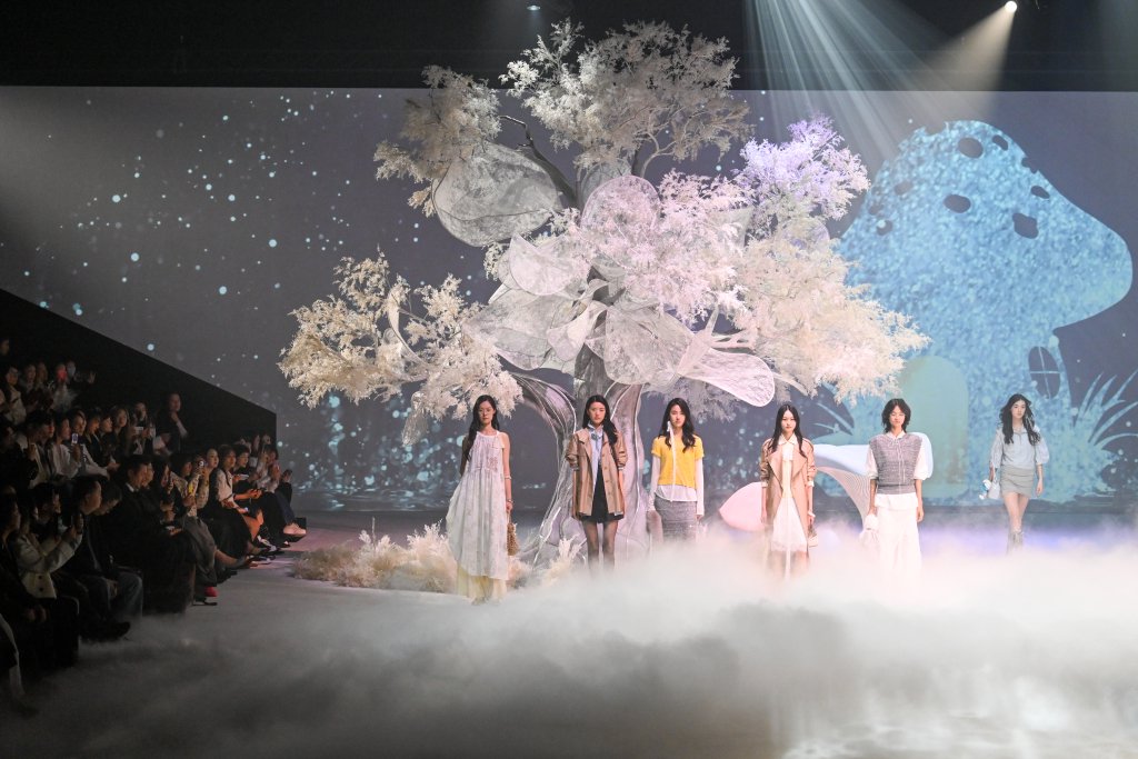 2026年3月25日，上海，模特在AW2026上海时装周开幕秀上走秀。澎湃新闻记者 朱伟辉 图