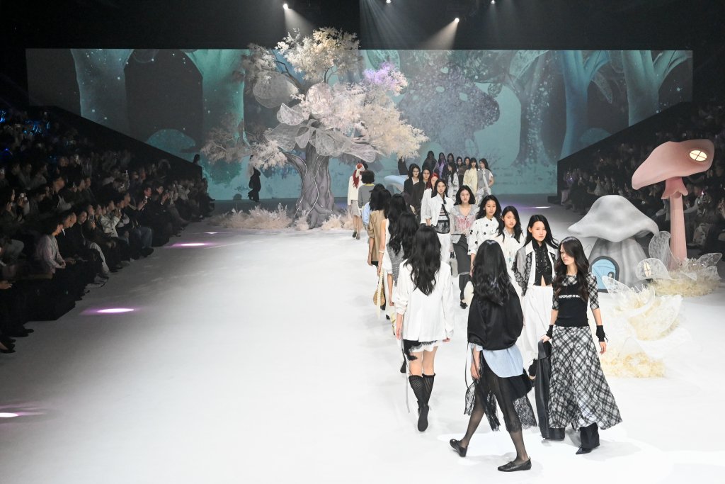 2026年3月25日，上海，由HPLY荷比俪呈现的AW2026上海时装周开幕秀在新天地拉开帷幕。澎湃新闻记者 朱伟辉 图