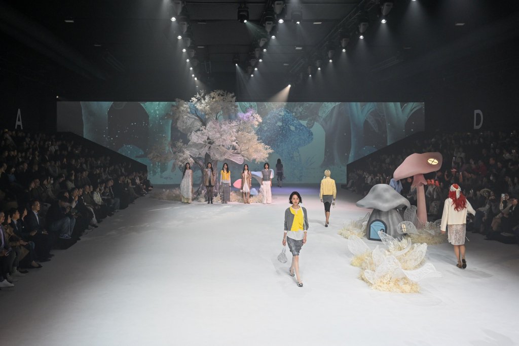 2026年3月25日，上海，2026上海时装周开幕大秀在新天地拉开帷幕。